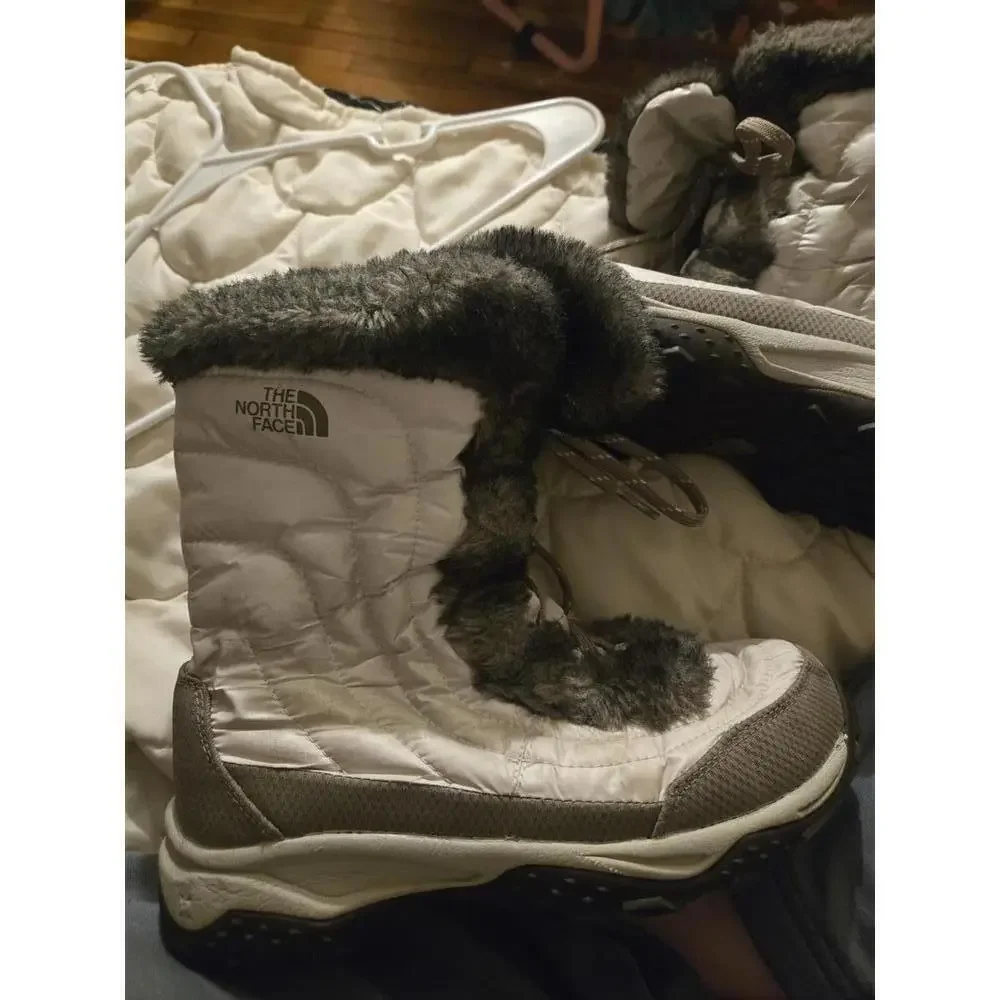 The North Face girls size 5 Winter Boots with Faux Fur Trim